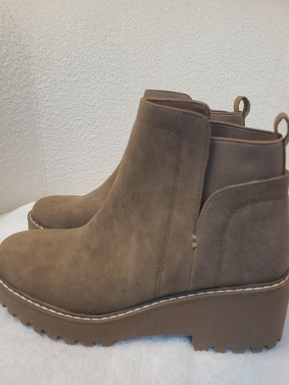 DV by Dolce Vita Women's Rancher Wedge Platform Taupe Brown Boot Size 7 Slip On - Picture 2 of 9